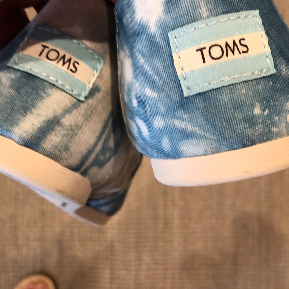TOMS TIE DYE SHOES - Picture 6 of 7